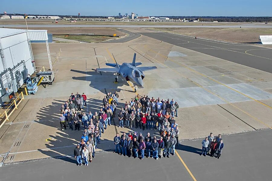 F-35 на аэродроме. F-45 самолет. Lockheed Martin f-45. F-35 Production line. Самолет 2015