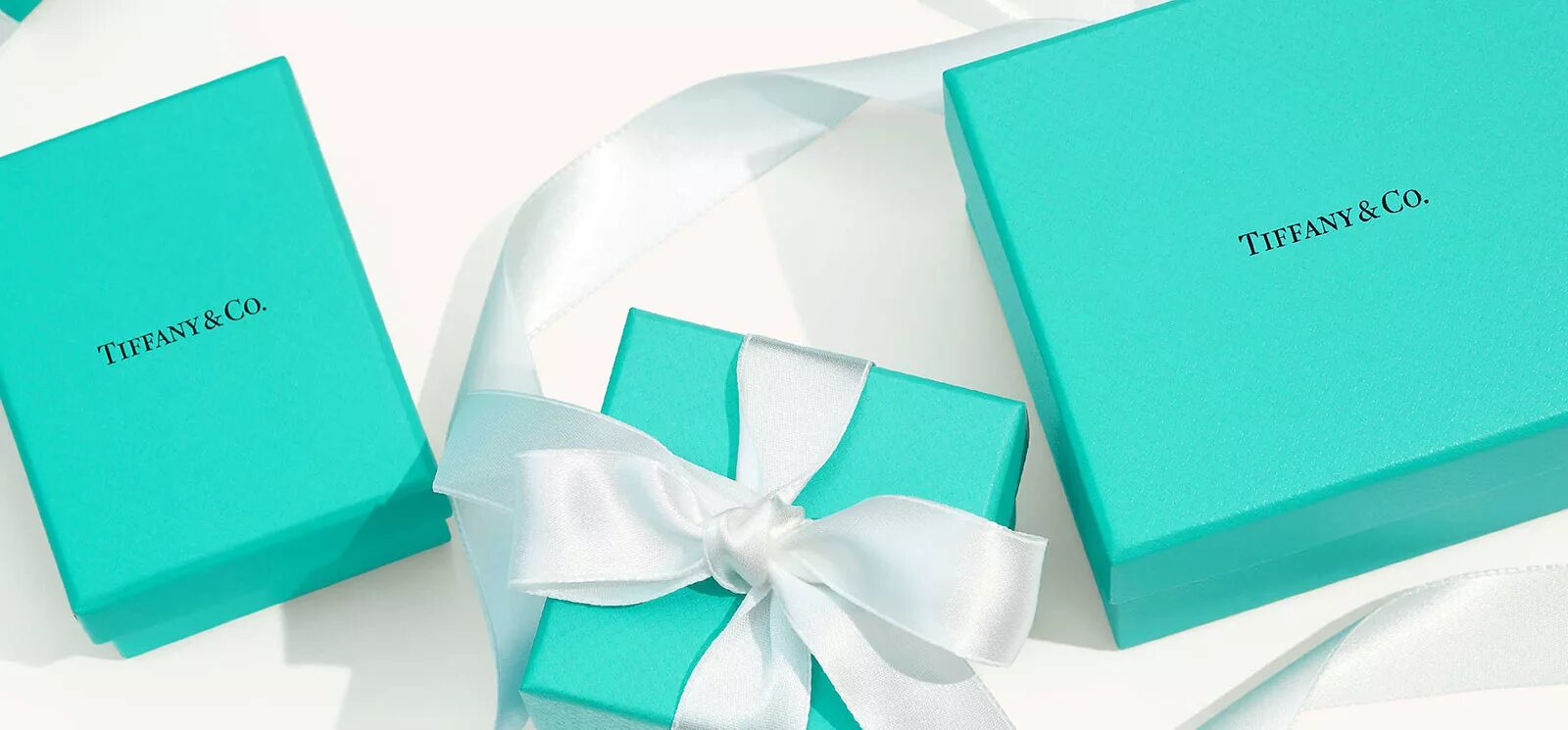 Blue Box у Тиффани. Tiffany co логотип. Голубая коробочка от Тиффани. Цвет Тиффани логотип.