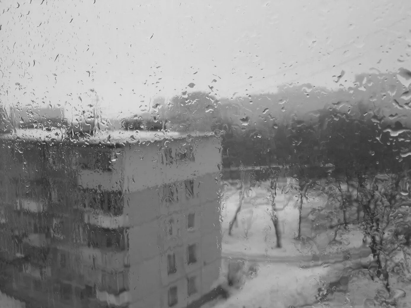Снег за окном. Зима за окном. Смог за окном. Снег с дождем вид из окна. За окном дождь тает первый снег песня