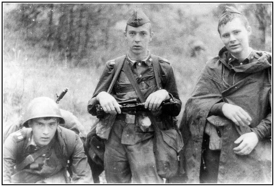 Солдаты их было трое. Три солдата ВОВ. Молодые солдаты Великой Отечественной. Молодые советские солдаты. Молодые солдаты на войне.