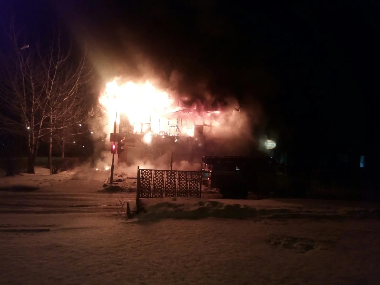 Сгоревший ресторан. Пожар в баре. Бар горит. Бар горит. Задымление в доме.