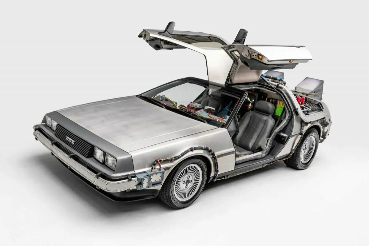 Delorean dmc-12 назад в будущее. Делориан дмс 12 назад в будущее. Делориан назад в будущее. Машина будущего делориан. Машина будущего делориан.