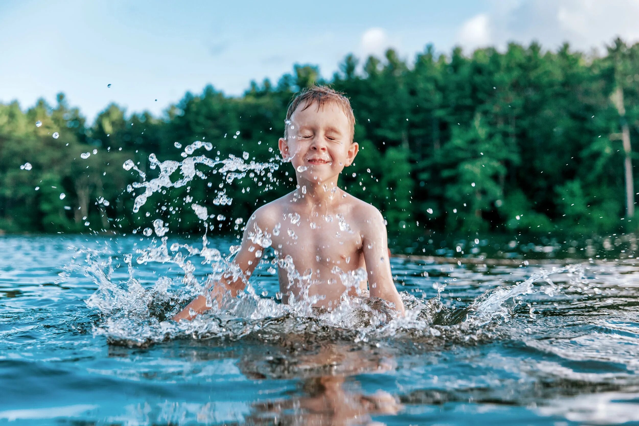 Lake boys. Дети на озере. Дети плещутся. Дети на озере нагишом. Маечик купаеча в речке.