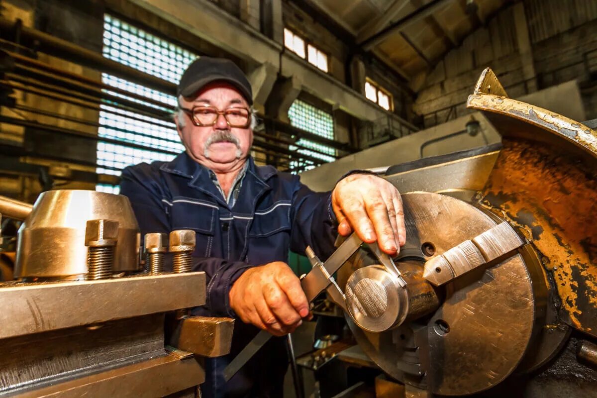 Завод электросила ленинград. Драгомир сергей иванович волгабурмаш. Токарь на заводе. Фрезеровщик. Токарь.