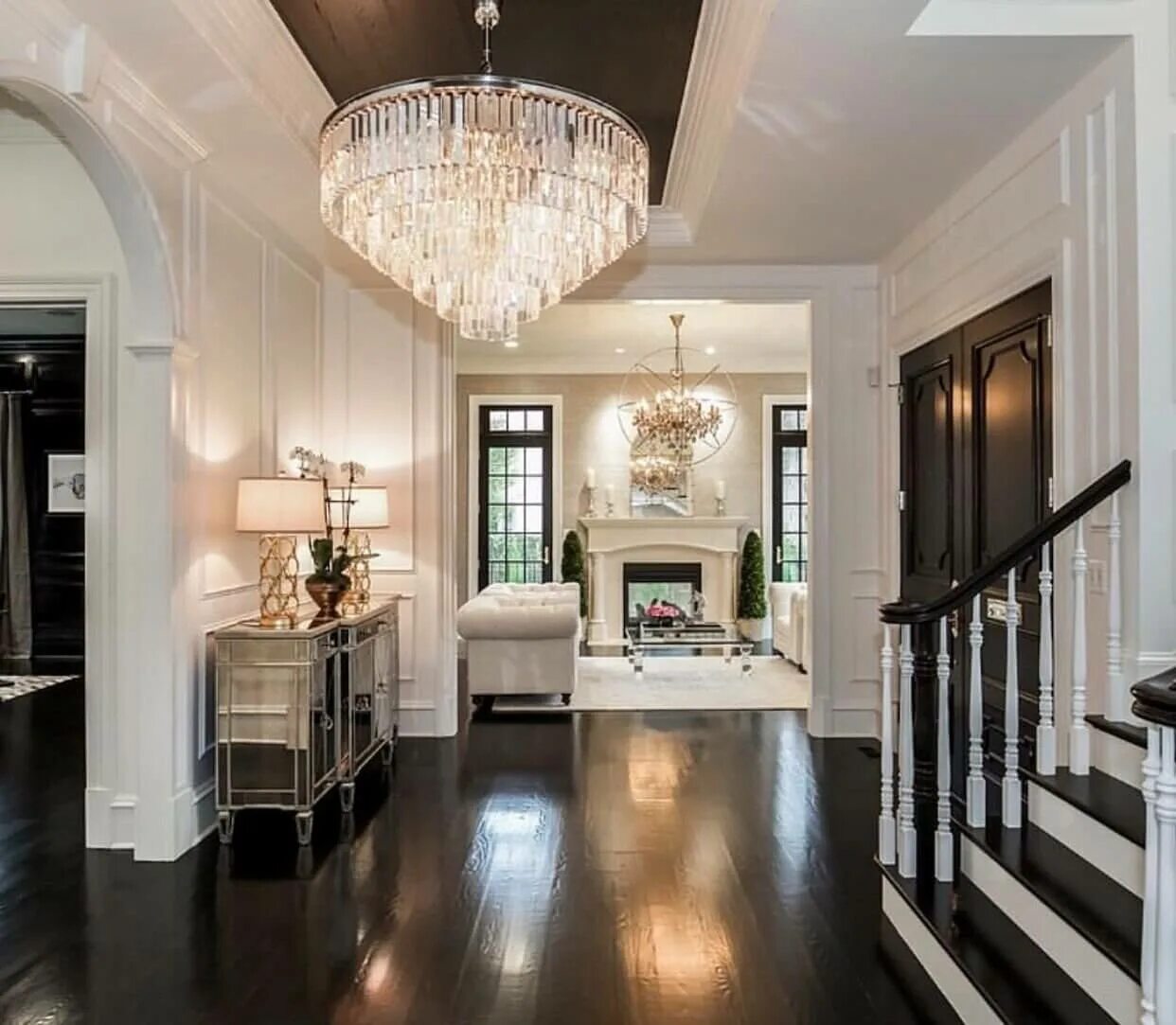 Потолочные светильники в интерьере. Люстры для гостиной. Люстра на лестничный пролет. Фальшбалки лофт стиль. Белый дом светильники.