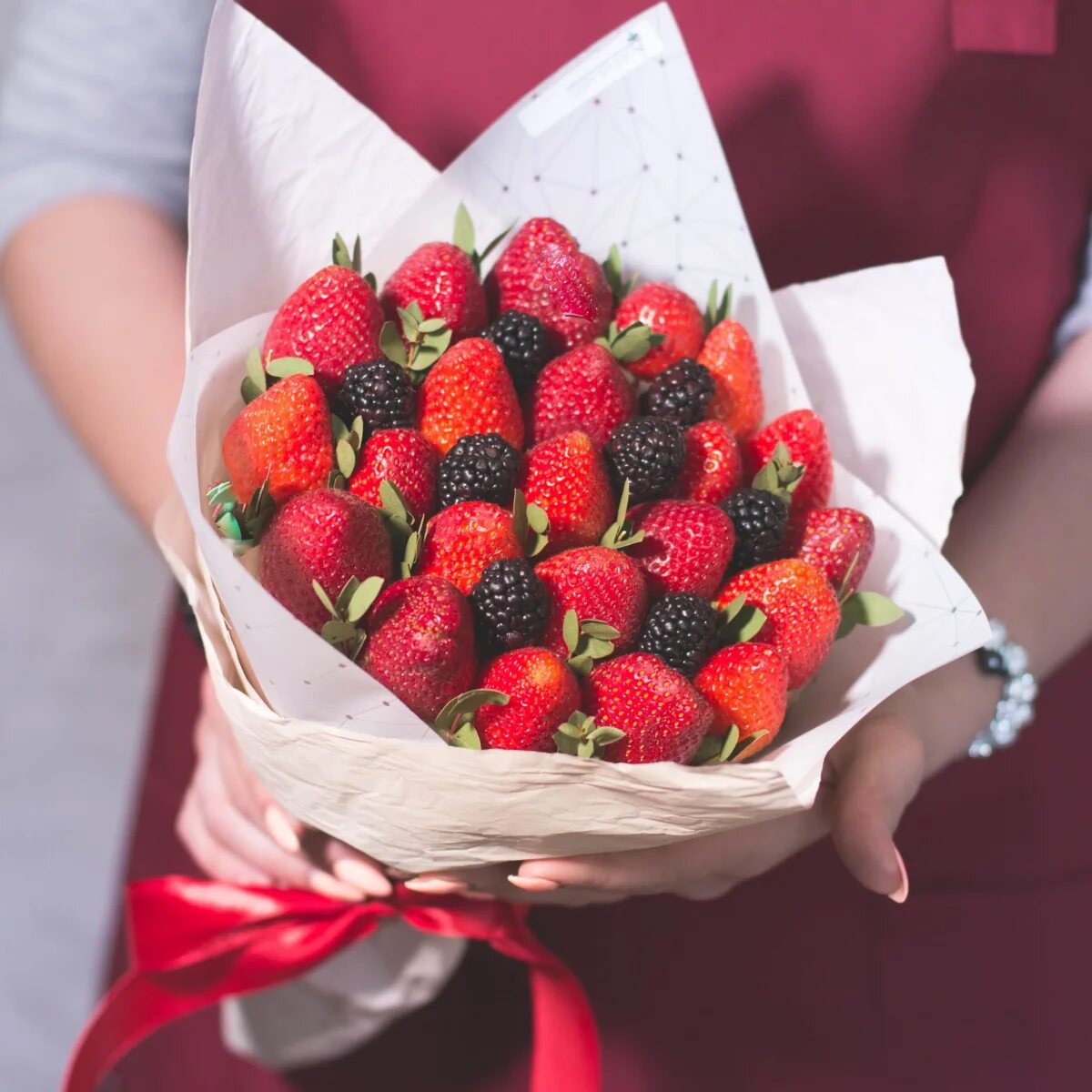 Букет из ягод и фруктов. Клубника съедобная. Клубника. Букет из ягод и фруктов. Клубника съедобная.