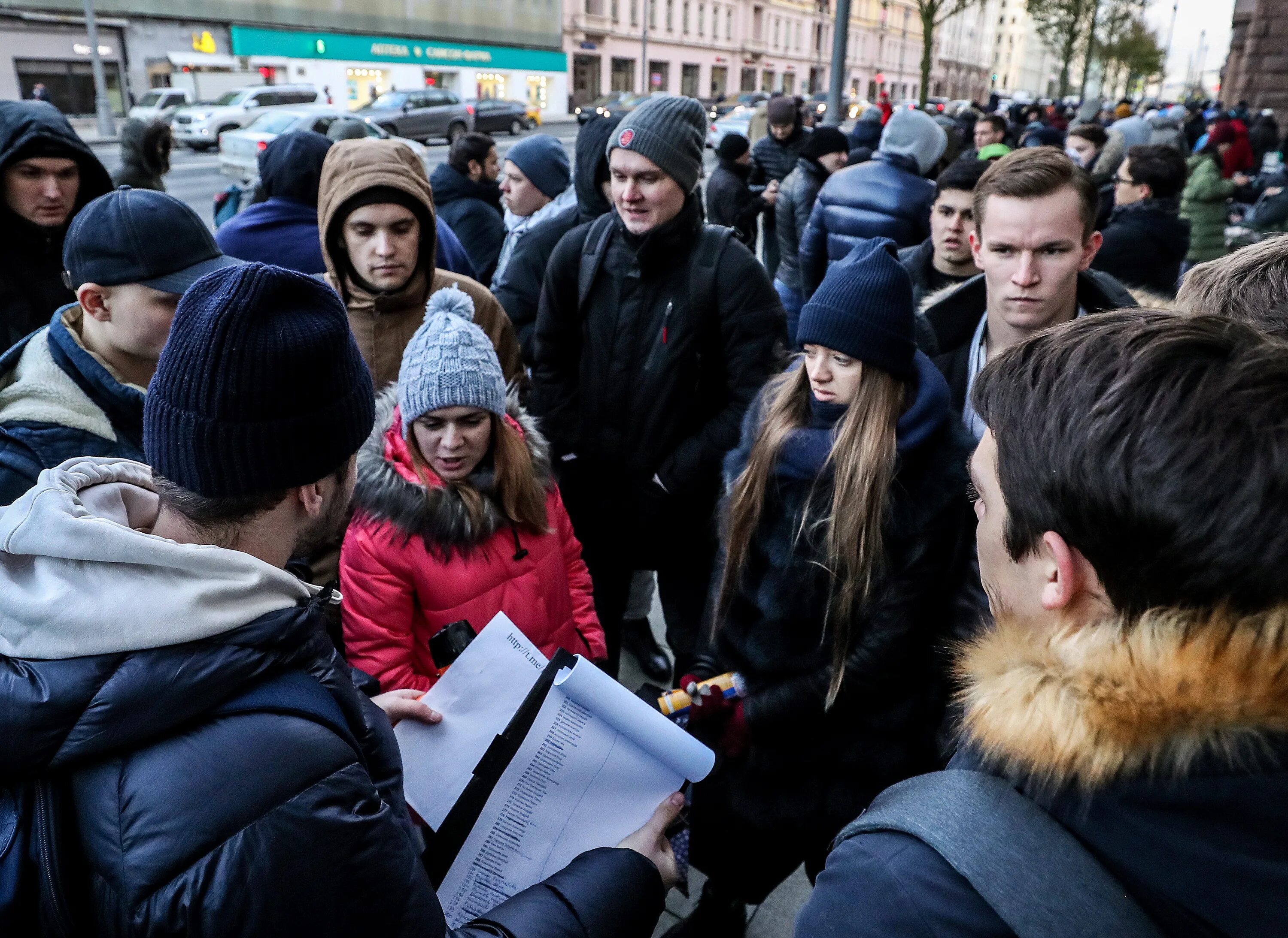 Красная площадь много людей. Тарантино в москве 2019. Туристы в москве. Красивые люди в москве. Тарантино в москве.