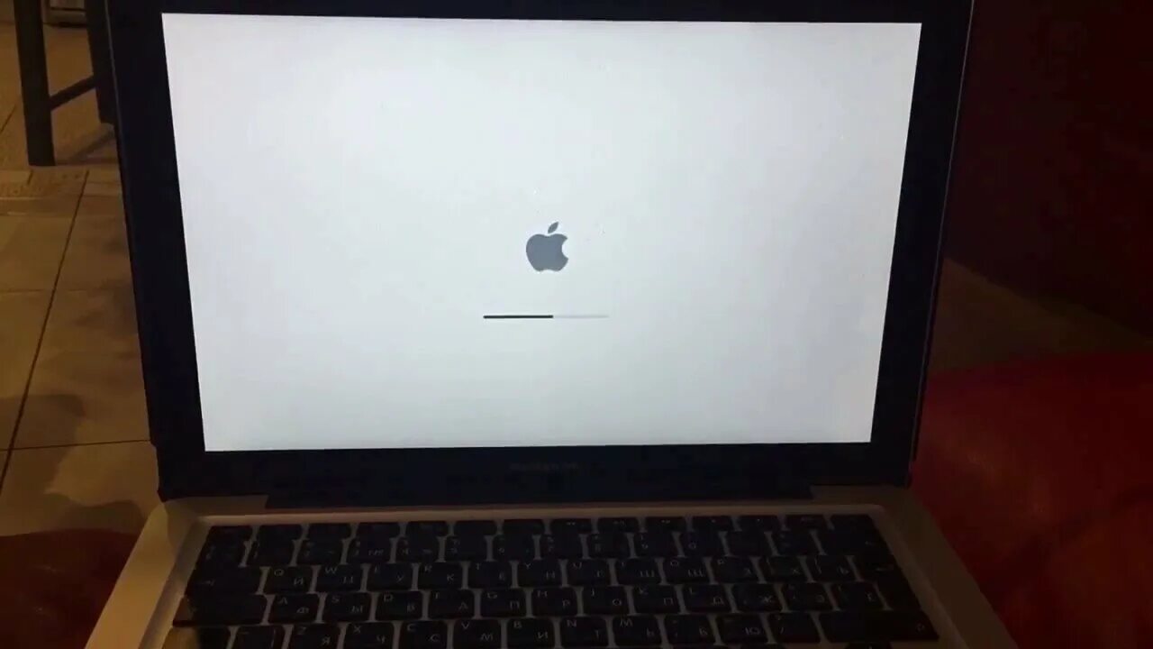 Macbook белый экран. Загрузки макбук. MACBOOK не загружается. MACBOOK не включается. Завис макбук