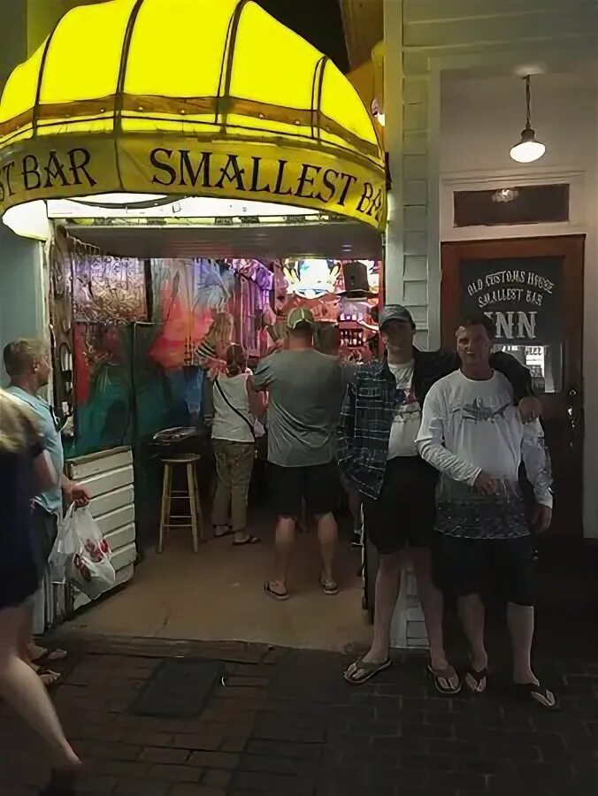 Стильный бар спб. The smallest bar. The smallest bar. Рюмочная питер. Tap and barrel pub большая дмитровка.