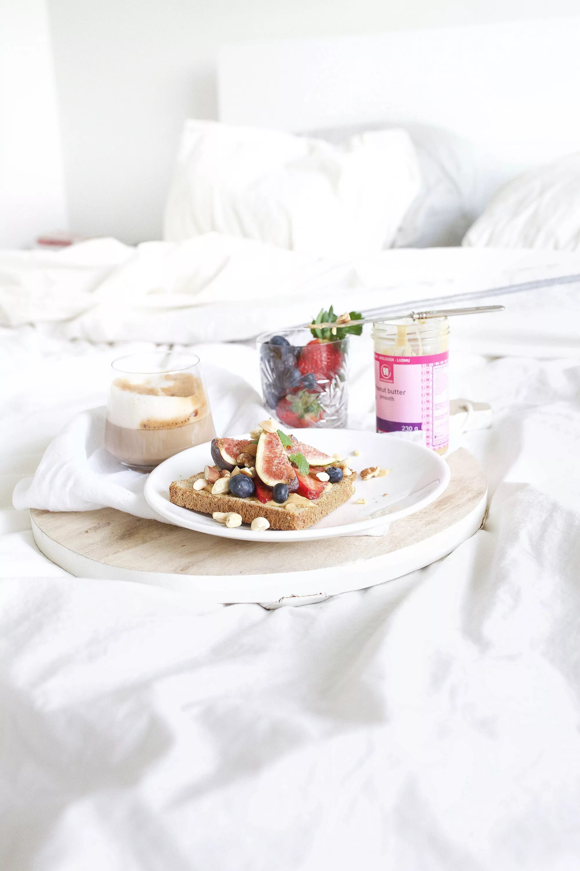 Кровать утро завтрак стиль. Утро в постели. Lazy lovers. Sunday in bed. Завтрак в постель для любимой.