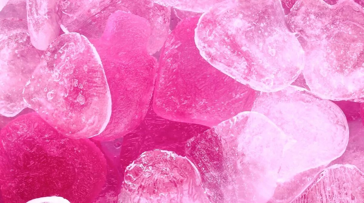 розовый лед. кубики льда на розовом фоне. ледяной фон розовый. лавандовый кварц. розовый лед.