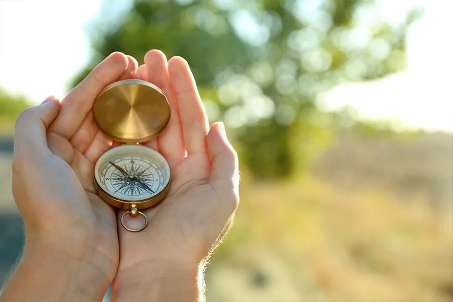 Путешественник с компасом. Останься компасом прошу образом. Компас на ладони. В моей голове хулиган. Человек с картой и компасом в руках.