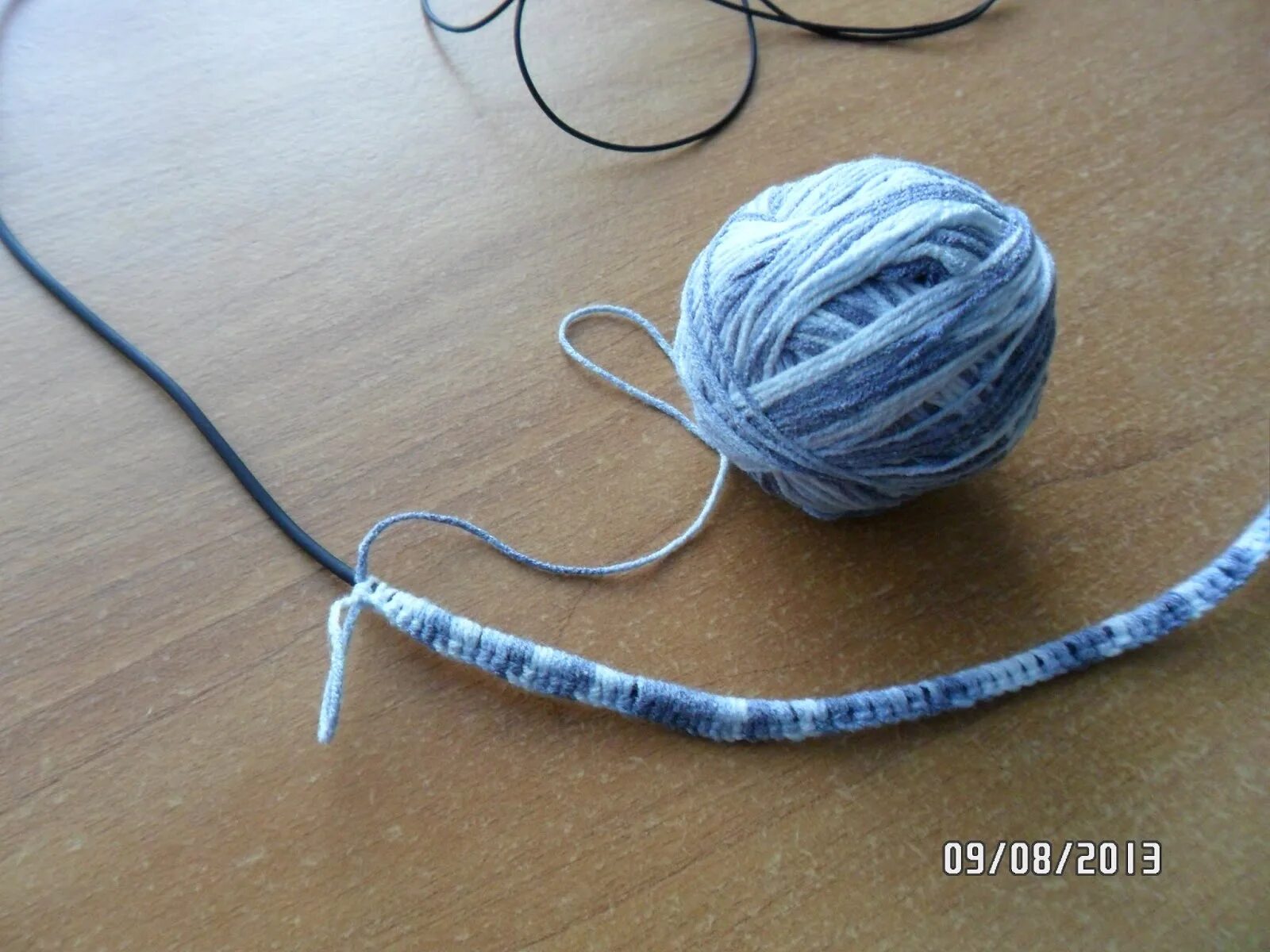 перекрутился провод от наушников. провод для наушников скрученный. как сделать чтобы наушники не закручивались. закрученный провод на наушниках. провод наушников закручивается.