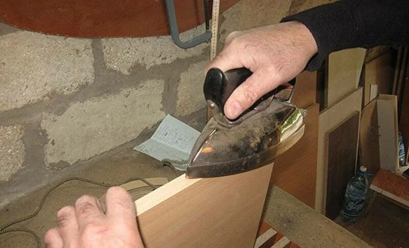 Чем клеить дсп. Для приклеивания кромки на лдсп. приклеить кромку на дсп своими руками. мебельная кромка отклеилась. обработка кромки лдсп своими руками.