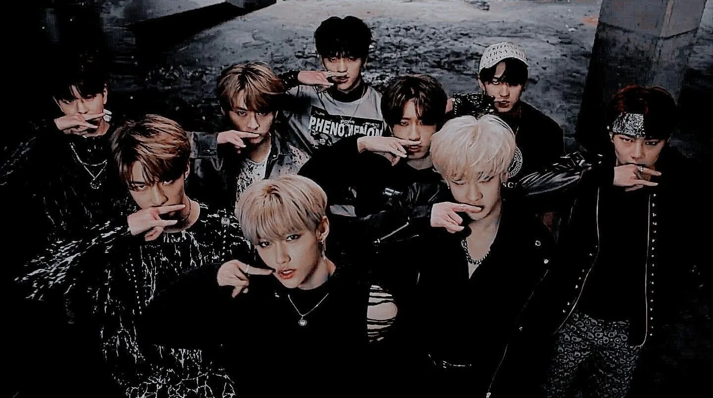 Песня 13 stray kids. Группа Stray Kids. Группа Stray Kids 2020. Stray Kids Эстетика группы. Stray Kids группа Постер.