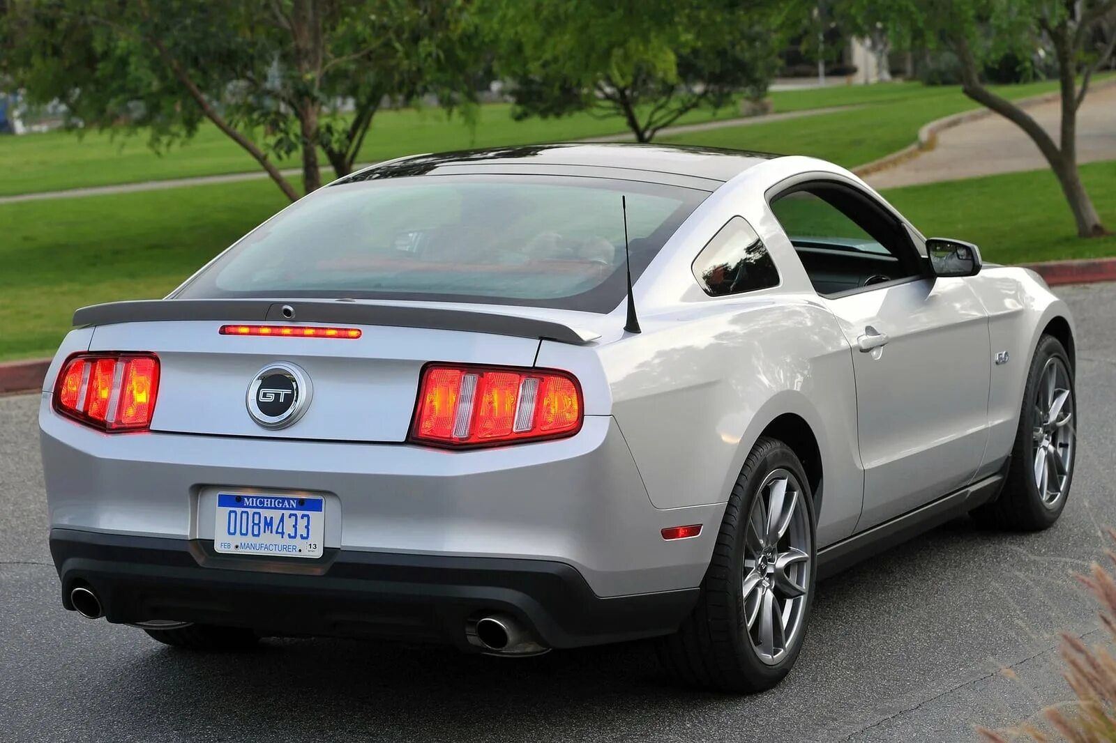 Форд мустанг 5.0. Ford Mustang gt 2010. Форд Мустанг ГТ 2010. 2010 Ford Mustang 5.0 gt. Форд Мустанг ГТ 2011.