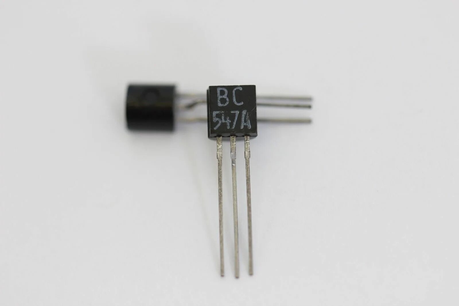 Lm 335 распиновка. Распиновка транзистора вс547. Lm335 датчик температуры. Bc547 transistor. Vec 547.