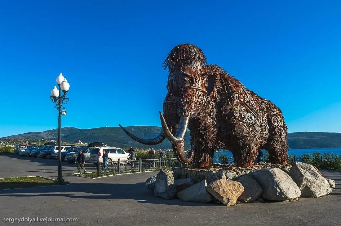 Сколько сейчас времени в магадане точное. Магадан мамонт памятник. скульптура мамонта в магадане. мамонт магадан стелла. магадан магаданская область.