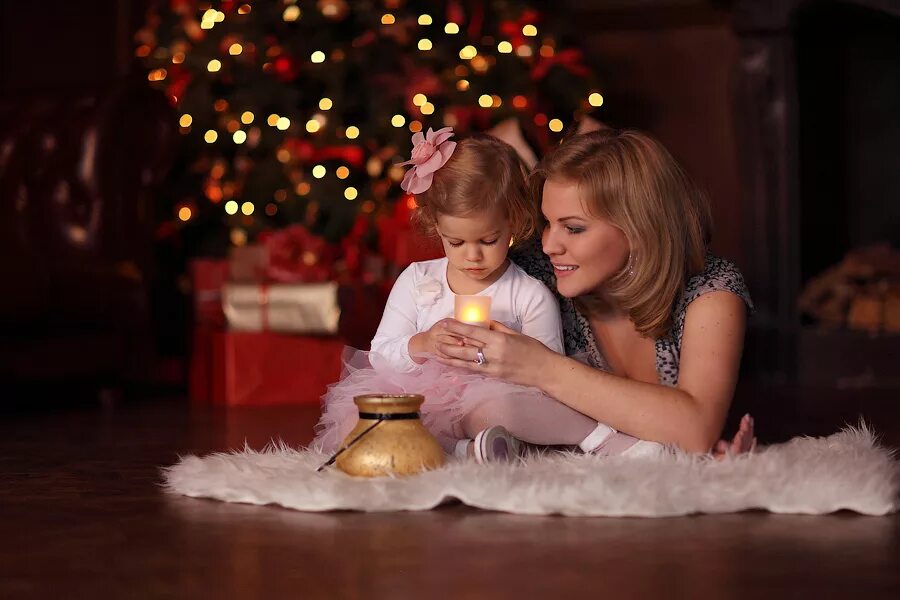 Снегурочка для детей. Мама с дочкой улыбаются. Новогодняя фотосессия на белом фоне. Новогодняя фотосессия мама и дочь в студии. Мать с ребенком.