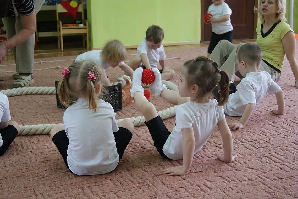 Дети в детском саду. Физ занятия в детском саду. Дети на занятии в ДОУ. Гимнастика для детей в детском саду. Игровое упражнение в средней