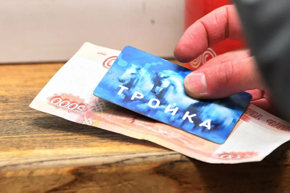Списание 1000 рублей киви. Карта тройка в руке. Терминал удаленного пополнения тройки. Терминал активации карты тройка. Подтверждение тройки фото валидатора в метро.