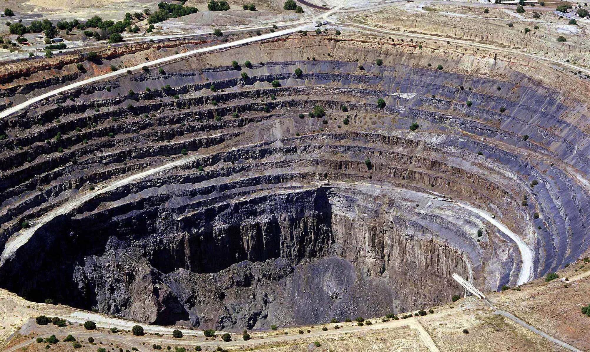 Какая добыча юар. Лесото алмазный рудник Летсенг. Катока Ангола АЛРОСА. Карьер Катока Ангола. Добыча алмазов в ЮАР.