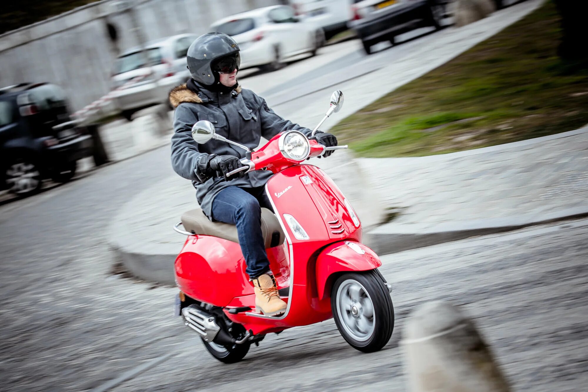 Закон о скутерах. Vespa мотороллер 2022. Скутерист. Веселый скутерист. Стиль одежды скутериста.