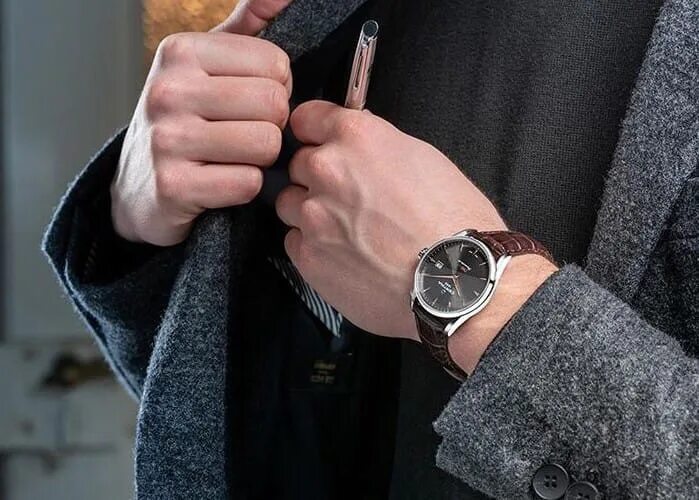 Часы на левую руку мужские. Рука с часами. Часы на худую руку мужские. Часы на правой руке. На какой руке носить часы мужские