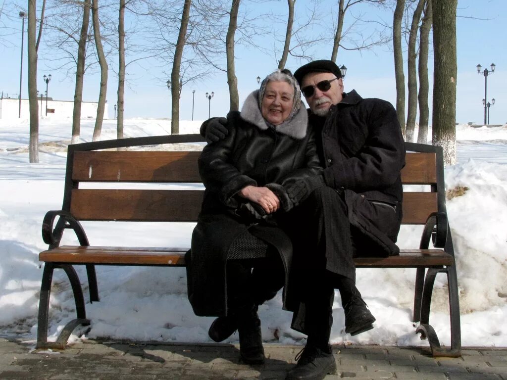 Муж и жена пенсионеры. Пенсионеры на лавочке. Пенсионеры на лавочке зимой. Старик на скамейке зимой. Старики на лавочке зимой.