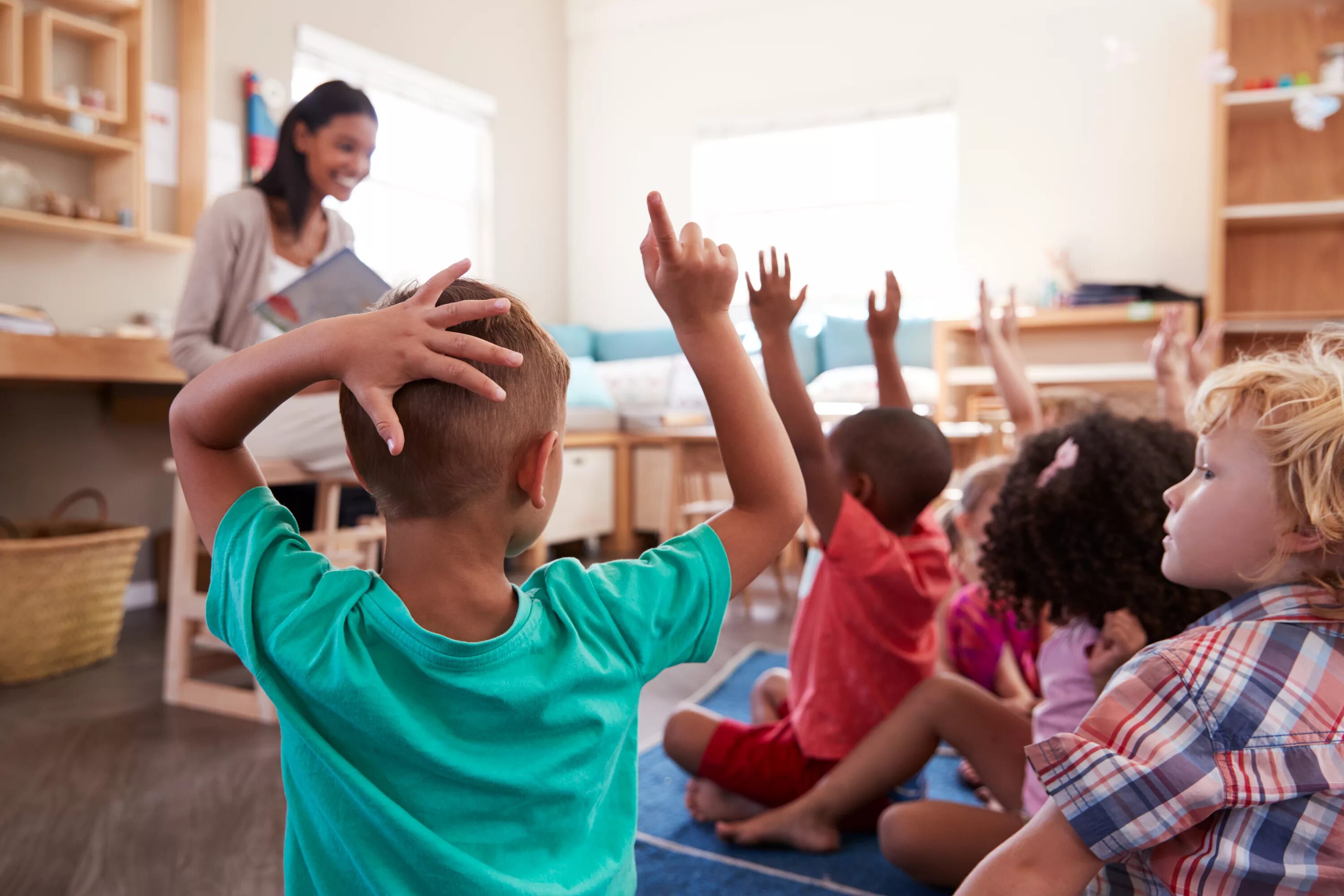 Raise children. Детский сад с поднятыми руками. Kid raising hand in the Classroom. Студент поднимает руку. Inclusive Education.