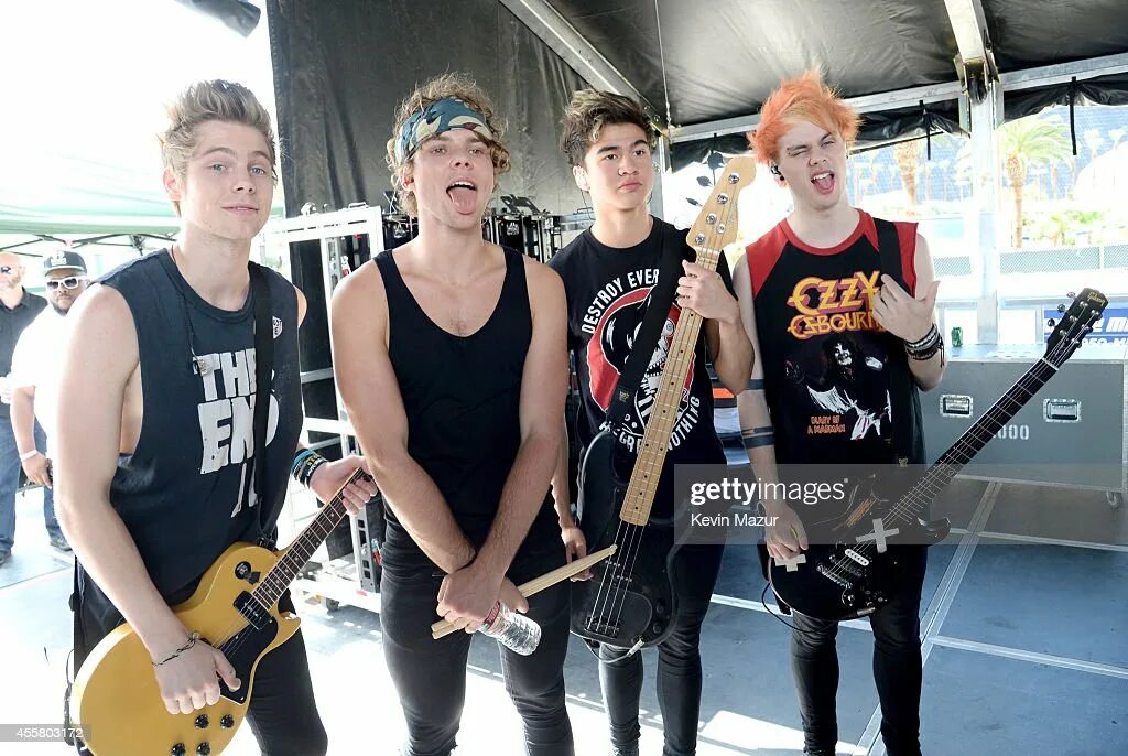 Песня seconds of summer. 5 Seconds of Summer 2022. 5sos солист. 5sos 2022. Каллум 5sos.