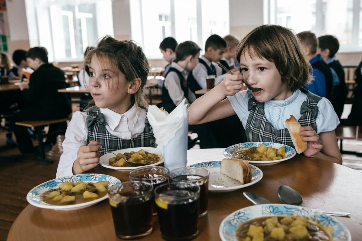 Обед в 1 классе. Обед в школе. Столовая в школе. Школьники в столовой. Обед в школьной столовой.