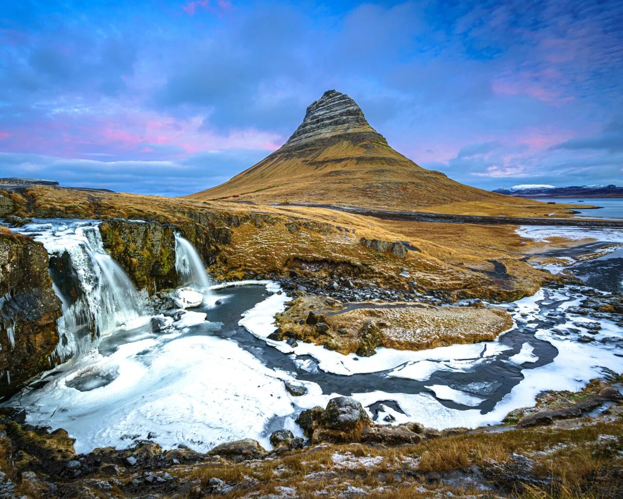 Iceland отзывы. Исландия достопримечательности голубая лагуна. Сиглуфьордур исландия. Ледник хофсйёкюдль. Iceland жидкость.