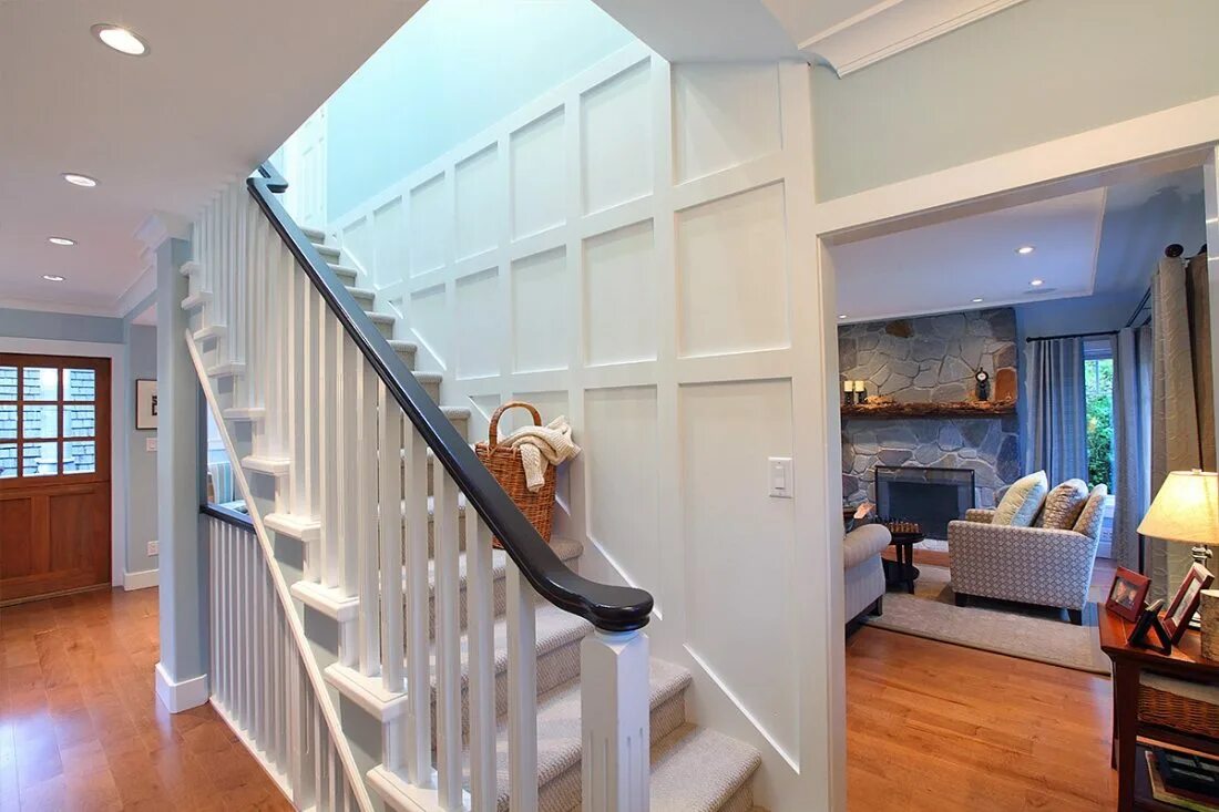 Лестница в таунхаусе. Перила для лестницы в таунхаусе. Лестница в таунхаусе. Лестница в интерьере таунхауса. Таунхаусы ступенькой.