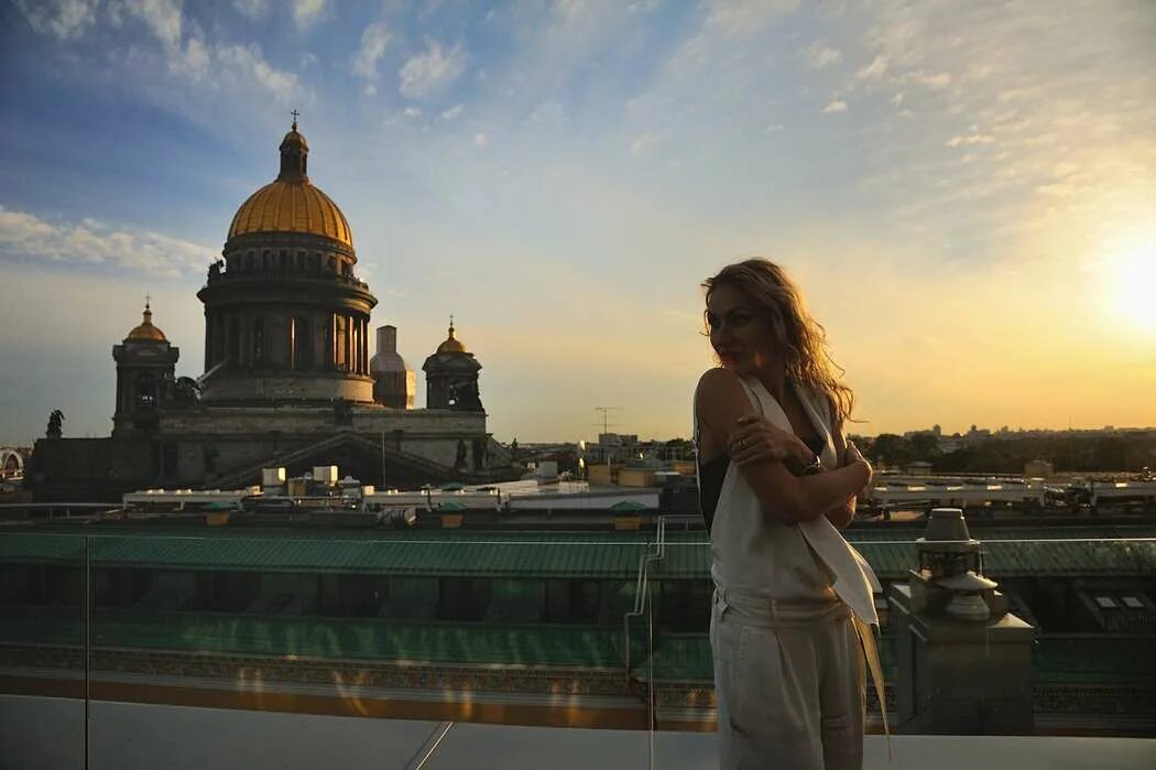 Фотосессия на фоне Питера. Красивые девушки Санкт-Петербурга. Фотосессия девушки в Санкт-Петербурге. Девушка на фоне Петербурга. Час девушка петербург