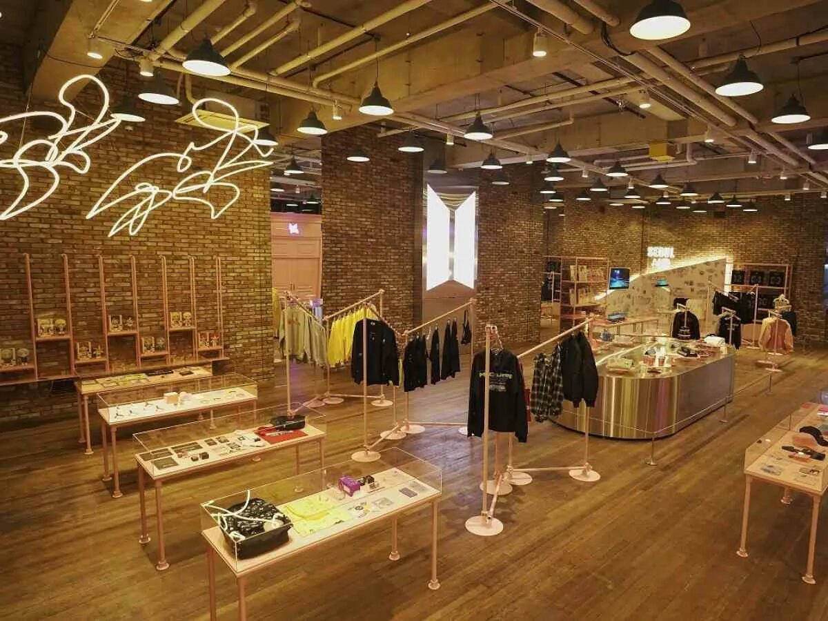 Магазин бтс. BTS Pop up Store. House of BTS Сеул. BTS Pop House. BTS Pop up Store Seoul.