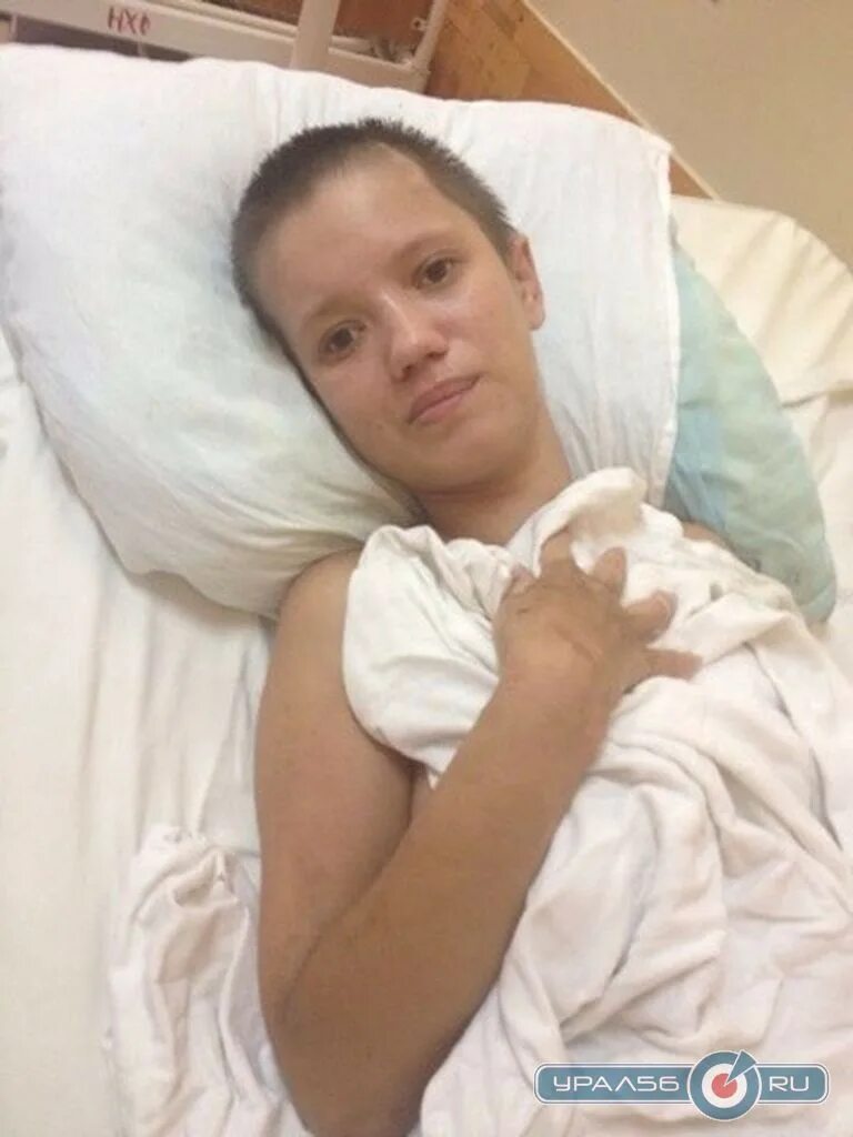 Девушка в больнице после аварии. Люди после химиотерапии.