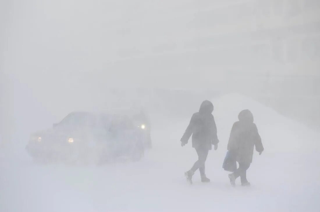 Норильск метель. Буран в Норильске. Снежная буря Норильск. Черная буря в Норильске.