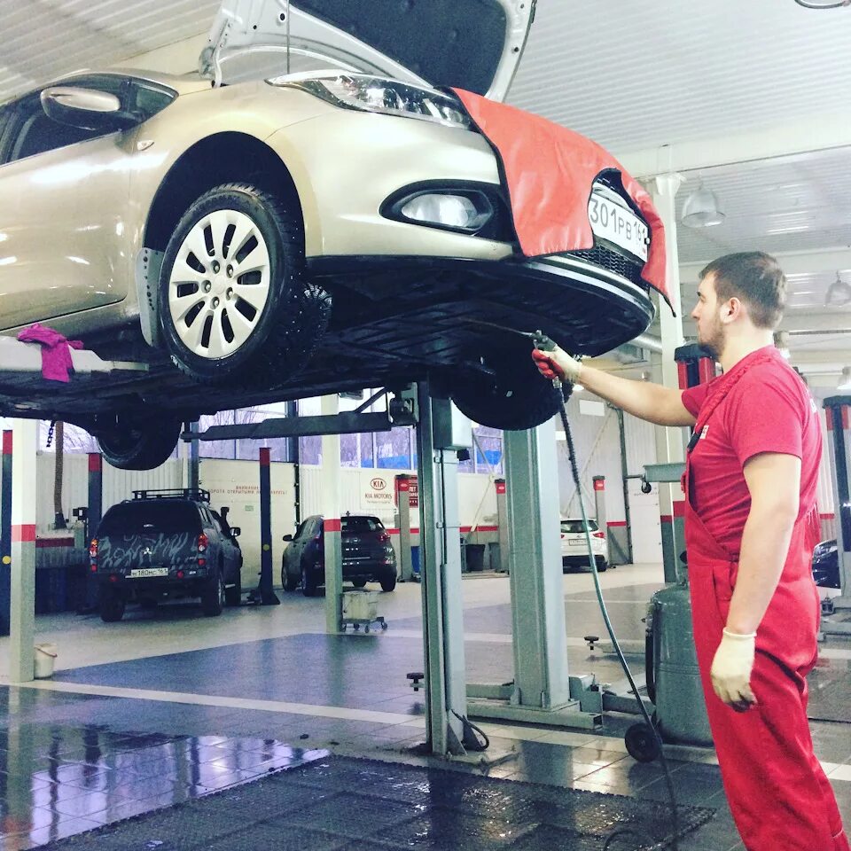 Авто в автосервисе. Техническое обслуживание автомобиля. Механик по выпуску автотранспорта. Техническое обслуживание автомобиля. Первое то на автомобиле.