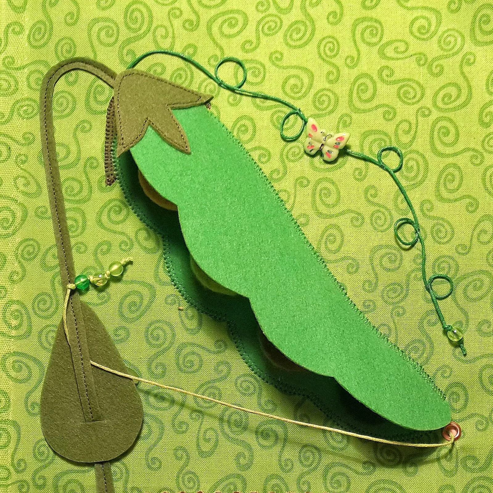 Стручок гороха из фетра. Развивающая игрушка горошины. Как сделать горошек мягким. Вязаные развивающие игрушки. Горошек огородник.