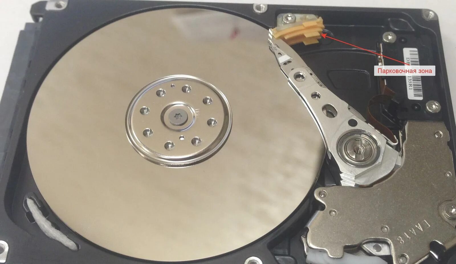 Почему пропадает жесткий диск. Поврежденный жесткий диск. Головка жесткого диска. Неисправная головка жесткого диска. Головки диска HDD.