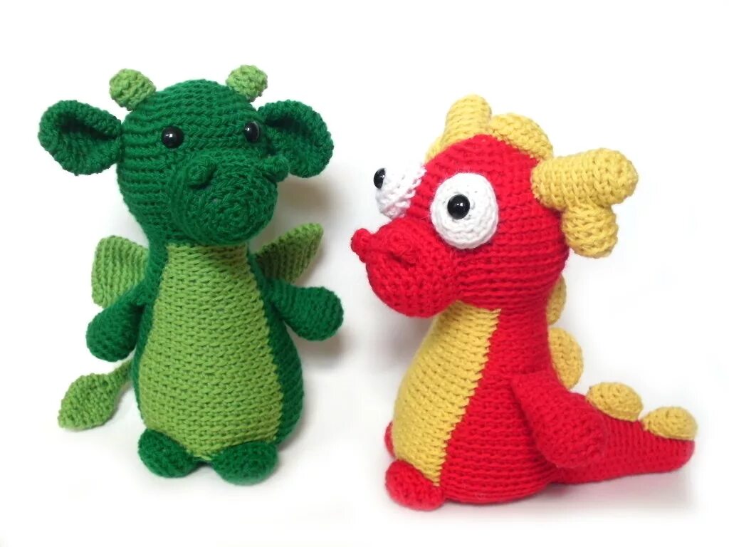 Вязание крючком для начинающих игрушки l hjrjyxbr. Вязаный дракончик спицами. Вязаный дракон. Дракончик вязаная игрушка. Динозавр крючком дракон.