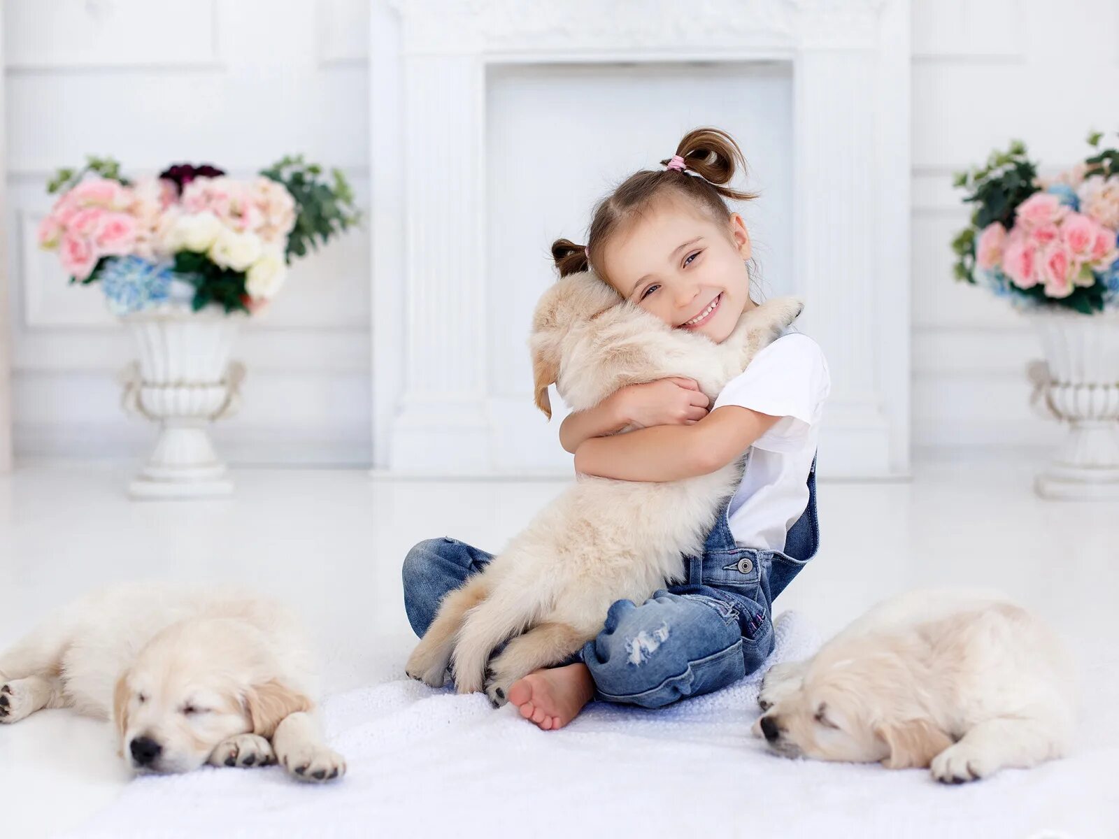 Малышу дарят щенка. Щенок-подарок и ребёнок. Ребенку подарили щенка. Девочке подарили щенка. Korean girl with puppy.