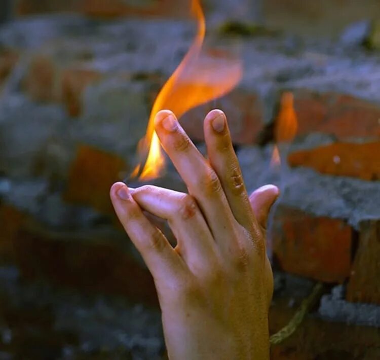 Огонь Эстетика. Эстетика магия в руках. Огонь в руке. Магическая рука. Песня внутри горит огонь