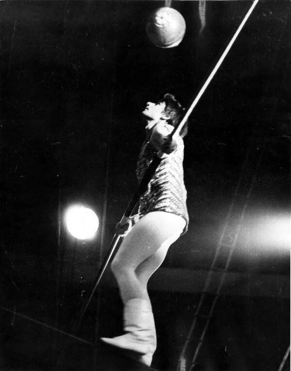 жонглеры тесленко. жонглирование на канате 14. жонглирование на канате 14. жонглирование пои. воздушная гимнастка на канате.