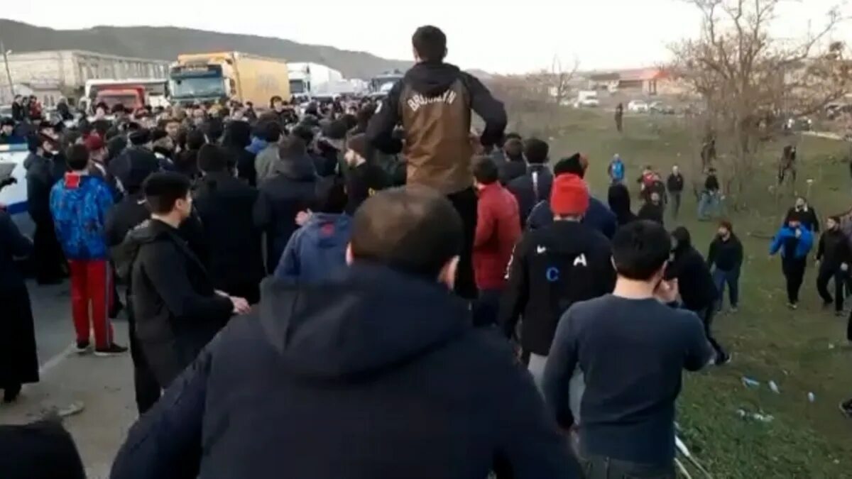 Толпа дагестанцев. Толпа дагестанцев. Crowd 1 дагестан отзывы. Избили бойца из дагестана. Чеченское село в дагестане.