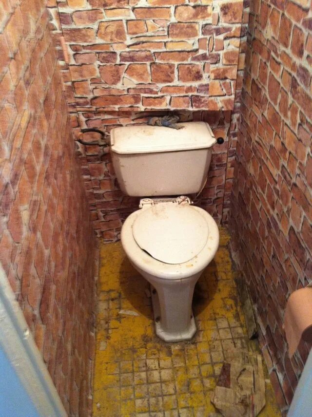Куплю туалет б у. Старый туалет в квартире. Советский туалет в квартире. Советская плитка в туалете.