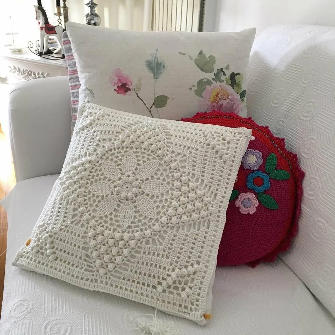 Вязаные диванные подушки. Вязаные наволочки для подушек. Вязаные наволочки на диванные подушки. Вязанная наволочка на подушку. Наволочка декоративная вязан.