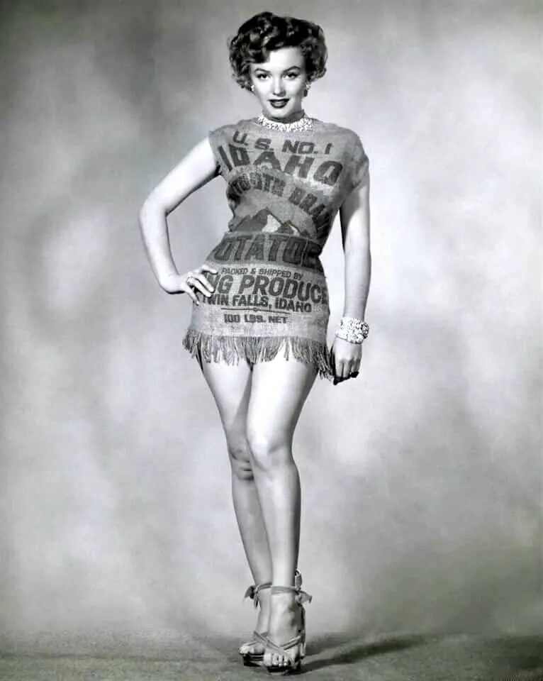 Мерлин монро и мешок от картошки. Мэрилин монро мешок картошки. Мерлин монро в мешке из под картошки. Мэрилин монро в мешке из под картошки. Платье мешок из под картошки.