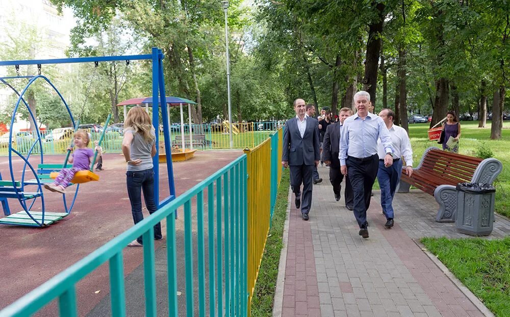 Зюзино отзывы. Парк в районе Зюзино. Парк Зюзино на Каховке. Скверы в Зюзино. Новая площадка в Зюзино парке.